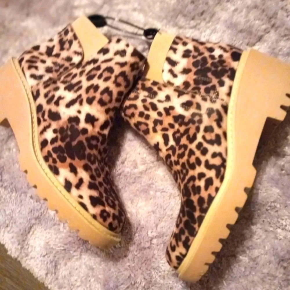Ladies animal printed wedge booties sz 8.5